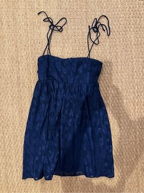 Amanda uprichard navy dress size Xs 
So flattering on!! Excellent condition